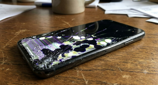 iPhoneの液晶漏れや画面割れなどの深刻なダメージの様子